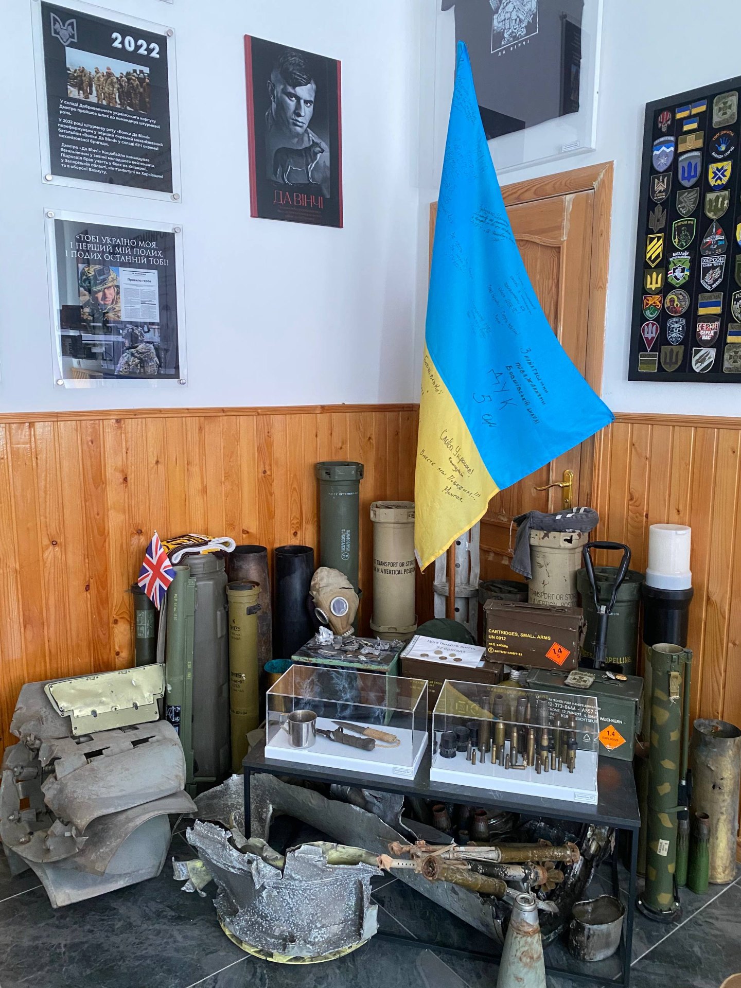 Експозиція «Сліди війни» — фронтові артефакти та прапор